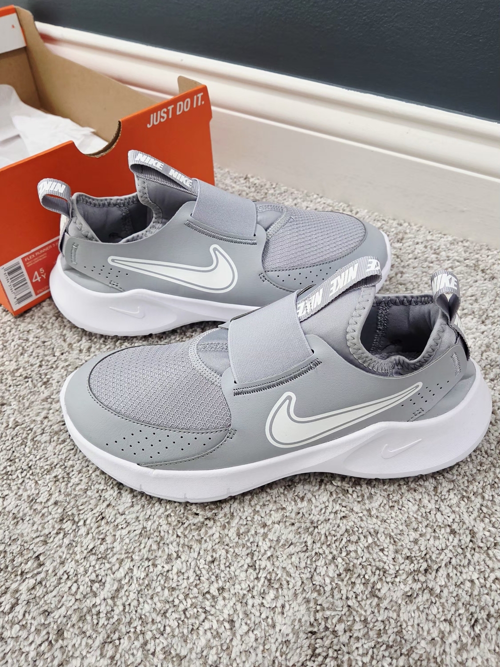 NEW! Nike Flex Runner 3 GS Big Kids Slip-On Sneakers Grey White Size 4.5Y